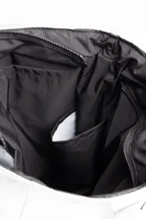 Bolso tipo shopper acolchado color negro, con diseño de cuadrícula. Posee dos asas de hombro y un parche ovalado con un logo estilizado en el frente.