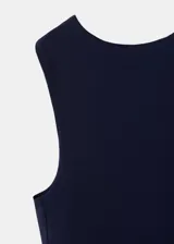 Vestido midi azul marino de punto fino, con cuello redondo, sin mangas, diseño recto y espalda abierta asimétrica.