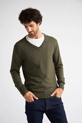 Sweater de tejido de punto en color verde oliva, con escote en V, manga larga y logo bordado en el pecho. Presenta un ajuste regular.