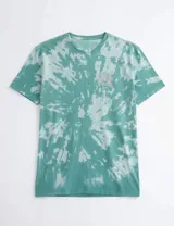 Remera de manga corta con estampado tie-dye en tonos verdes y arte gráfico en el pecho.