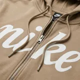 Campera Nike Club BB FZ con capucha y cierre frontal completo, color marrón tostado, bolsillos tipo canguro y gran logotipo Nike estampado en el pecho en tonos claros.