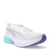 Championes Puma Darter Pro Fade de running, color blanco con detalles plateados y suela en degradé turquesa y violeta.