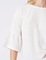 Buzo tejido de punto fino color blanco, con cuello redondo y mangas tres cuartos con terminación acampanada.