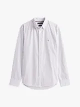 Camisa de popelín de puro algodón de corte regular, con diseño de rayas finas, cuello clásico, mangas largas con puños abotonados y el logo de la marca bordado en el pecho.