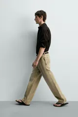 Pantalón de jean estilo straight fit, de corte recto y tiro medio, con efecto lavado en color gris oscuro. Cuenta con diseño clásico de cinco bolsillos y cierre frontal con botones.