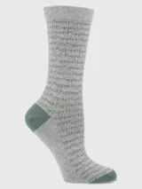 Media de largo medio color gris melange con estampado tipográfico de la marca en tono más oscuro. Presenta talón y puntera en color verde petróleo.