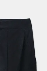Pantalón de tiro medio confeccionado en lino color beige, de pernera recta con nervios marcados en el delantero. Posee bolsillos frontales, falsos bolsillos de vivo en la espalda y cierre frontal con cremallera, botón interior y gancho.