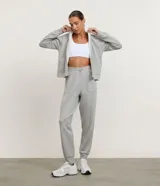 Campera deportiva Get Over con capucha ajustable con cordón, cierre frontal por cremallera, mangas largas con puños elásticos y bolsillo estilo canguro. Confeccionada en mezcla de poliéster, modal y elastano.
