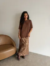 Remeron de textura acanalada en color marrón, con cuello redondo y mangas cortas de corte holgado.