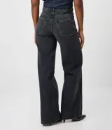 Pantalón de jean premium de tiro medio con corte wide leg, de color azul, con pretina con pasacintos y bolsillos funcionales.