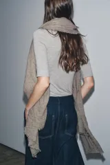 Camiseta gris jaspeada de manga tres cuartos y cuello redondo, corte ajustado (slim fit).