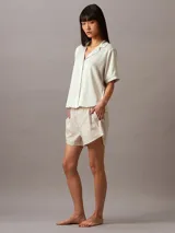 Short de pijama de corte regular confeccionado en popelina de algodón transpirable. Presenta cintura elástica con insignia de logotipo de Calvin Klein en la parte delantera y bolsillos laterales.