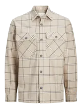 Sobrecamisa de manga larga con cierre frontal de botones y dos bolsillos con solapa en el pecho. Presenta un diseño de cuadros en tonos neutros y corte regular.