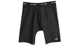 Calza deportiva corta de hombre, color negro, con cintura elástica con logo de la marca y logo estampado en la pierna.