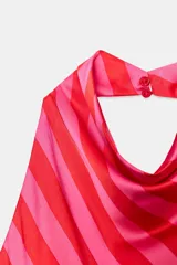 Top satinado sin mangas con cuello halter y estampado de rayas diagonales en tonos rojo y rosado.