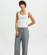 Pantalón de pijama masculino de franela con estampado de cuadros grises y negros, cintura elástica y lazo ajustable.