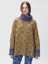 Pullover de punto jacquard color tostado con cuello alto y puños acanalados en tono azul y detalles en naranja. Cuenta con aberturas laterales y calce holgado.