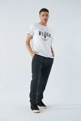 Pantalón deportivo de invierno, corte clásico con bolsillos laterales y cintura elástica con cordón ajustable. Presenta logo estampado y detalle en goma.
