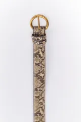 Cinto de cuero sintético con estampado de piel de serpiente y hebilla dorada.