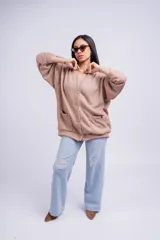 Cárdigan negro de tejido de punto grueso, con corte holgado y mangas largas.