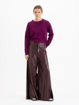 Sweater de punto con textura suave, de silueta relajada y largo por debajo de la cadera. Presenta cuello redondo, mangas largas y costuras laterales desplazadas hacia el frente.
