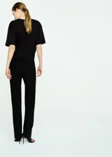 Pantalón de vestir negro de corte recto y tiro medio, confeccionado con mezcla de lana, viscosa, poliéster y elastano, con forro interno de viscosa.