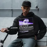 Canguro negro con capucha y cordones ajustables, con estampado en el frente de una escena de la película The End of Evangelion y texto descriptivo en color violeta.