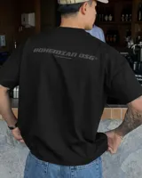 Remera de algodón color negro con corte holgado y estampa minimalista en la espalda con el logo de la marca en tono gris oscuro.