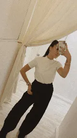 Polera blanca de morley con cuello alto y mangas cortas.