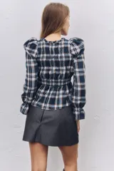 Falda corta de jean color gris oscuro, con diseño de tiro alto y tajo lateral frontal.