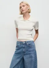 Pantalón de jean estilo balloon, de tiro medio y corte holgado, con diseño de cinco bolsillos, cierre de botón y cremallera.