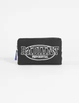 Estuche rectangular negro con bordado en contraste blanco que dice "RADIANT" en tipografía universitaria y debajo "PROVIDENTIAL".