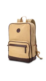 Mochila beige de tela canvas combinada con detalles en símil cuero marrón. Tiene apertura superior con cierre, bolsillo frontal con cierre, bolsillos laterales, bolsillos internos, asa corta de mano y correas acolchonadas regulables para la espalda.