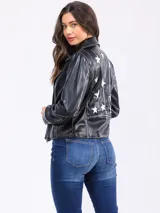 Campera rockera de símil cuero semi desgastado, con solapas amplias, cierre cruzado y bolsillos frontales con cierre.