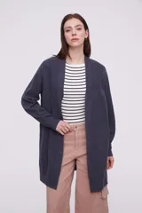 Saco abierto de punto, color gris claro, con diseño holgado y mangas largas.