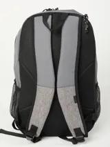 Mochila Rusty modelo Kors, con diseño bicolor en tonos tostado y verde azulado. Cuenta con compartimento principal con cierre, bolsillo frontal con cierre, correas ajustables negras y bolsillos laterales de red.