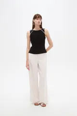 Musculosa blanca sin mangas de viscosa, con ajuste al cuerpo, cuello a la base y detalles de vivos.