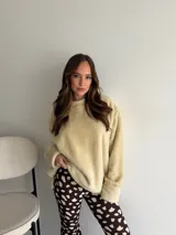 Pantalon tipo oxford de tiro alto, con estampado de corazones en contraste sobre fondo negro, confeccionado en viscosa con corte acampanado en la parte inferior.