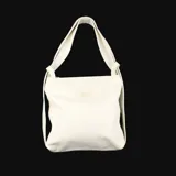 Bolso de cuero blanco que se convierte en mochila. Tiene doble asa reforzada, cierre superior y bolsillos interiores.