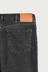 Jeans flare fit de tiro medio, confeccionados en denim de algodón color azul con efecto deslavado. Diseño ajustado en la parte superior y abierto en campana desde la rodilla, con cinco bolsillos y cierre frontal con cremallera y botón.