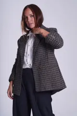 Blazer marrón a cuadros con corte relajado, botones delanteros y solapas clásicas.