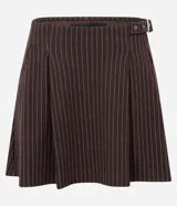 Short pollera de estilo sastre con patrón de rayas finas, diseño estructurado con pliegues delanteros y hebilla lateral ajustable.