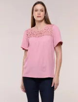 Blusa color rosado con canesú frontal en crochet calado, escote redondo, mangas cortas y textura gofrada.