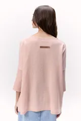 Sweater de tejido de punto color celeste, con escote en V y calce holgado. Confeccionado en lana italiana.