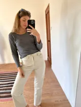 Pantalón de cuero celeste de tiro alto y silueta recta, con bolsillos y cierre frontal.