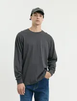 Remera de manga larga con escote redondo y puños en punto canalé, confeccionada en algodón.
