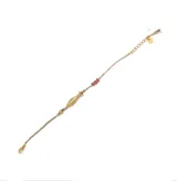 Pulsera dorada con hilo multicolor, dije central de pez y cadena regulable.