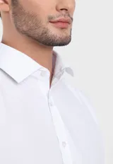 Camisa blanca de corte clásico confeccionada en tejido de algodón premium.