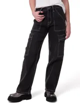 Pantalón cargo de denim color negro con costuras a contratono en blanco. Presenta un corte relajado, tiro alto, bolsillos laterales tipo cargo con solapa y bolsillos de parche delanteros y traseros.