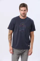 Remera T-shirt de algodón color gris oscuro con estampado frontal de estilo vintage con una motocicleta, texto "Authentic Legacy The Original" y "NYC".